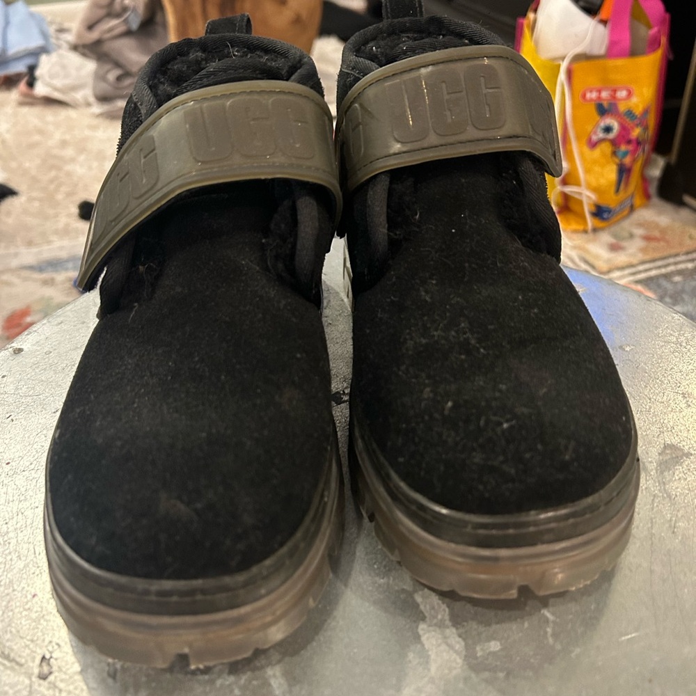 UGGS - Picture 4 of 5